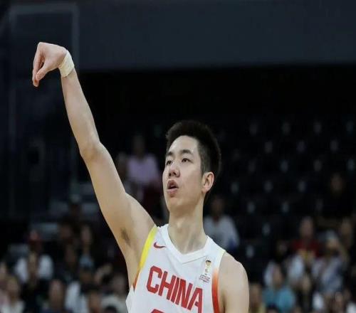 再度逆轉(zhuǎn)！堅(jiān)信團(tuán)結(jié)的力量，中國男籃收獲世預(yù)賽兩連勝