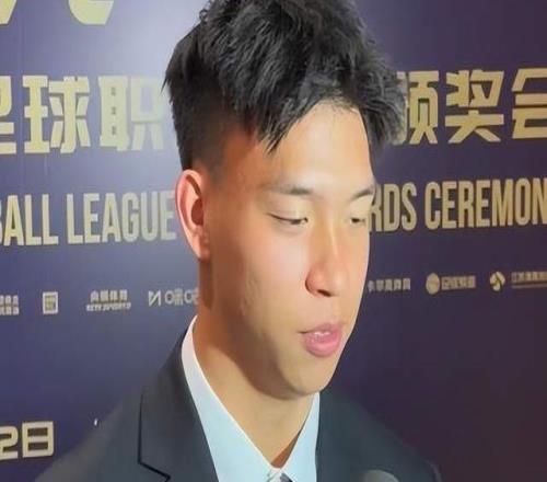 歷史第4人:19歲王鈺棟包攬中超最佳新人和中國金童獎!
