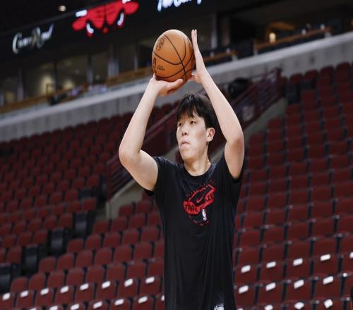 楊瀚森NBA生存艱難！戰老鷹6分鐘0分1板+遭隔扣，戰術地位為零