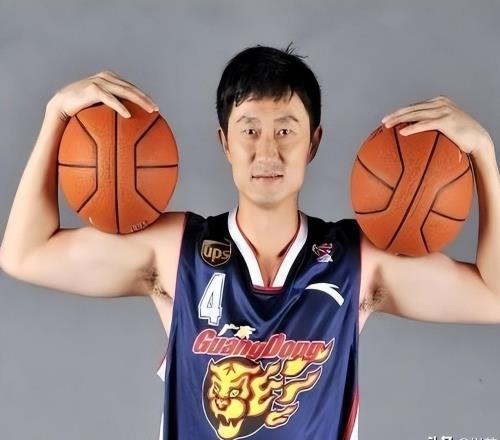 他是廣東宏遠主教練，身兼重任財富自由，感謝3個姐姐供他打球