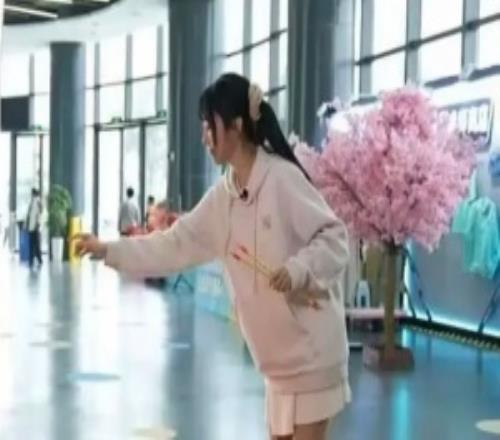 豆瓣網(wǎng)友爆料：根據(jù)種種細(xì)節(jié)，Elk疑似與主持十月在交往