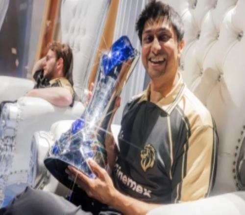 Dhokla分享舉杯照片：你總是記得第一次，我想第二次應(yīng)該也是如此