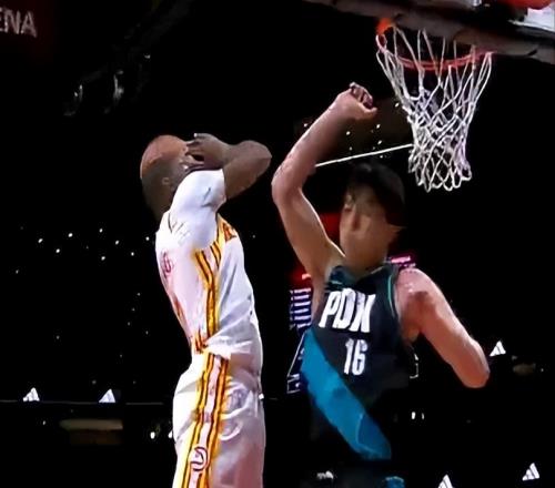 炸裂！楊瀚森遭庫(kù)明加隔扣！5分鐘1+1慘淡收?qǐng)觯箮洷砬槟腿藢の? loading=