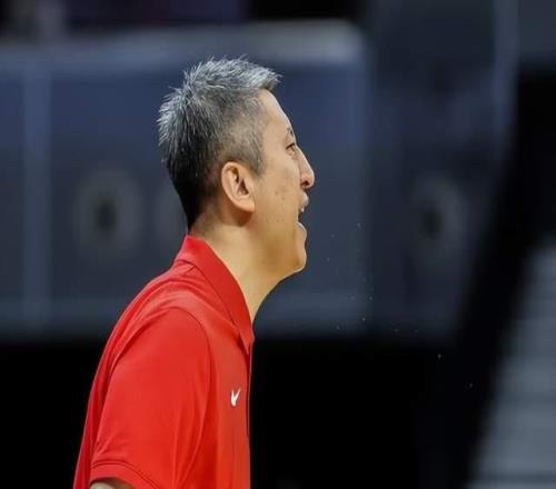 中國男籃更衣室曝光！逆轉功臣透露內情，3人哭了，包括籃協主席