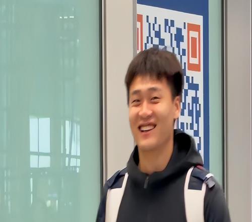 男籃回國！趙睿廖三寧超開心，趙繼偉豎大拇指，張鎮(zhèn)麟李弘權暢談