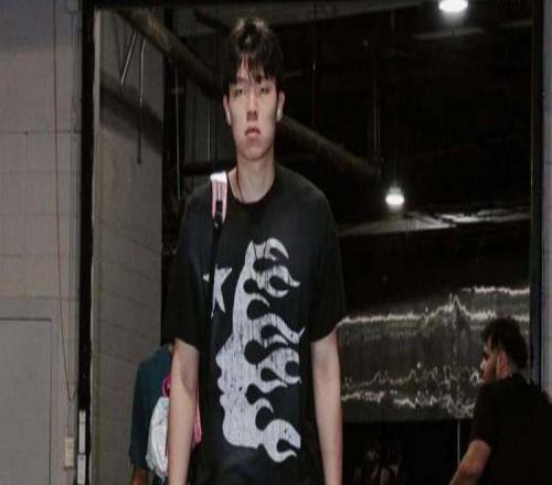 楊瀚森背部酸痛仍被激活!主帥賽前曾回應狀態:他很可能打不了