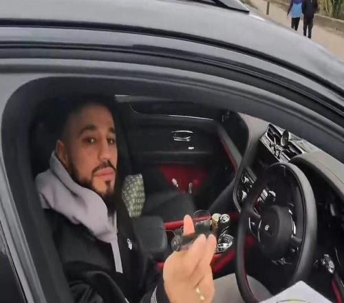 馬茲拉維停車給球迷簽名，輪到簽名販子時敷衍畫了兩筆