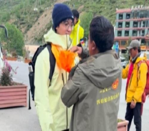 鍋盔更新動態:華鈺zika帶著掘墓的拐杖接著往前沖