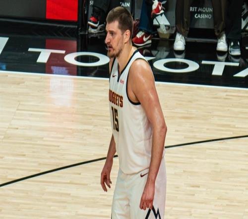 約基奇22+12+5穆雷8記三分,喬治空砍36分,掘金滅爵士交手8連勝