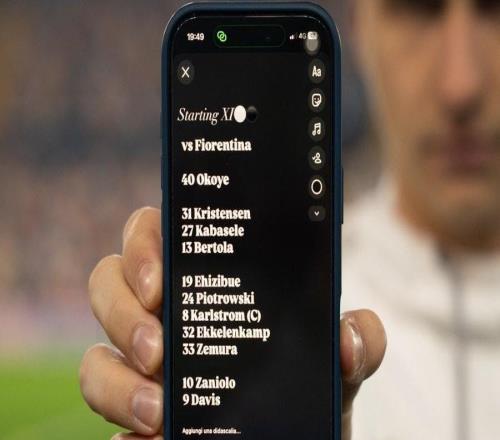 整活，烏迪內斯賽前現場拿手機公布首發名單