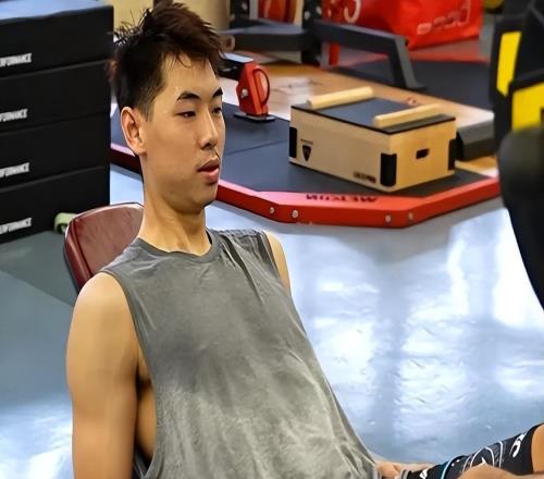 廣東備戰(zhàn)新疆：徐杰杜潤旺打鬧，小崔360斤深蹲，奎因2人劃船