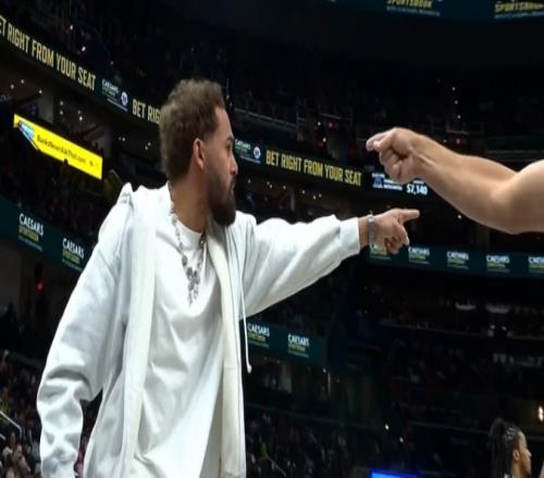 火爆！特雷楊沖進場不滿被驅逐火箭伊森推人吃兩T也被驅逐