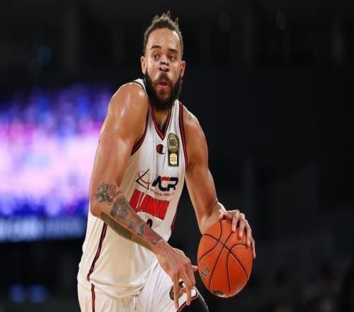 CBA冠軍中鋒麥基抵京報到,北汽男籃如虎添翼