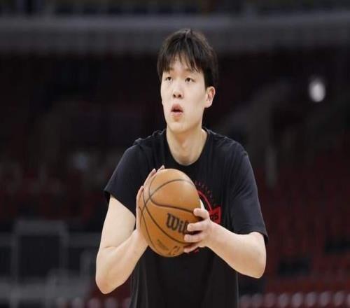 中國男籃2連勝第二天，張鎮(zhèn)麟3人或告別，王俊杰楊瀚森林葳將歸隊