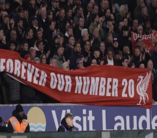 紀念若塔，狼隊、紅軍球迷在比賽第18分鐘和第20分鐘發出呼聲