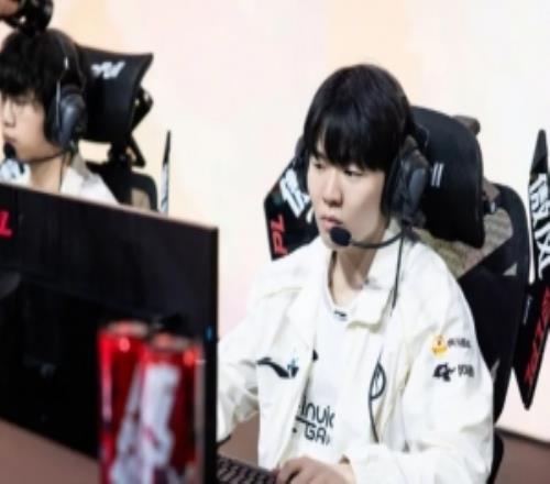 Rookie:最后一局我沒發揮好一直被壓著打,有點對不起大家