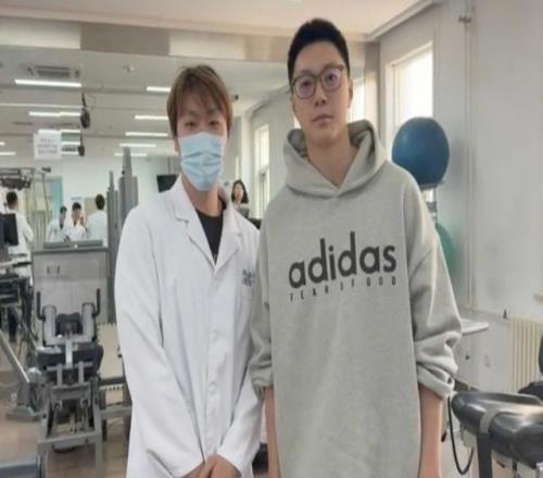 祝早日康復！胡明軒現身國家體育總局醫院治療膝蓋引關注