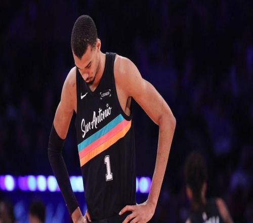 11連勝終結(jié)，文班空砍25+13+4帽！4點(diǎn)證明馬刺這場(chǎng)硬碰硬輸?shù)貌辉? loading=