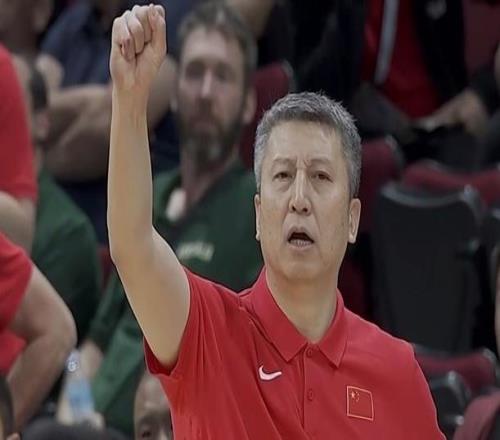 中國男籃感人一幕！郭士強跪在地上布置戰(zhàn)術：他給男籃帶去精氣神