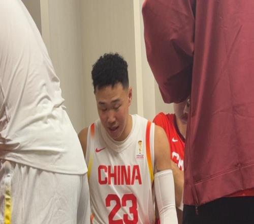 賀希寧曬合影慶祝男籃勝利，胡明軒評論：樂邦詹士先生