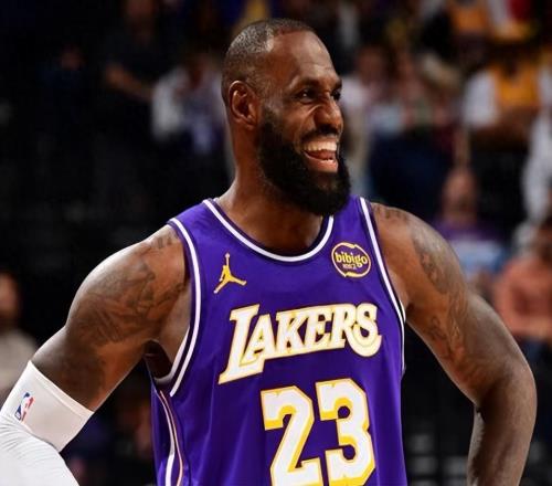 官宣！詹姆斯今夏成為完全自由球員，勇士正式加入爭奪戰！