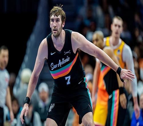 表現正在逐漸下滑，馬刺替補中鋒的這份長約可能會成為垃圾合同