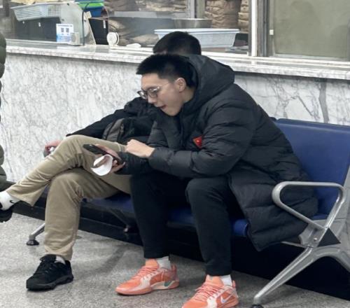 賀希寧曝光胡明軒無(wú)緣世預(yù)賽原因：膝傷復(fù)發(fā)回國(guó)第一時(shí)間去醫(yī)院