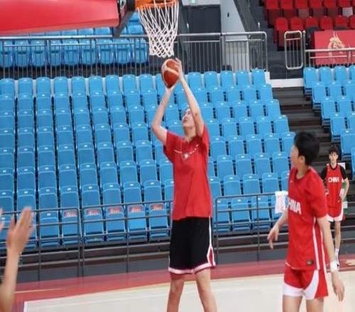 央視直播！今晚7點半，女籃壓力測試，惡斗強敵，宮魯鳴要交卷了