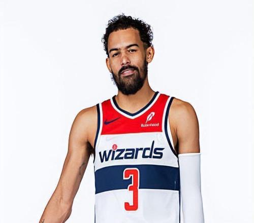 特雷楊沖場護隊友遭驅逐首秀數據離譜規則與團隊情誼該如何平衡