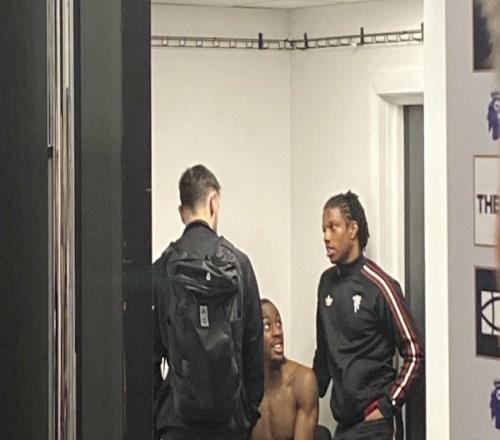 B費賽后和埃蘭加聊了五分鐘，馬拉西亞也加入聊天