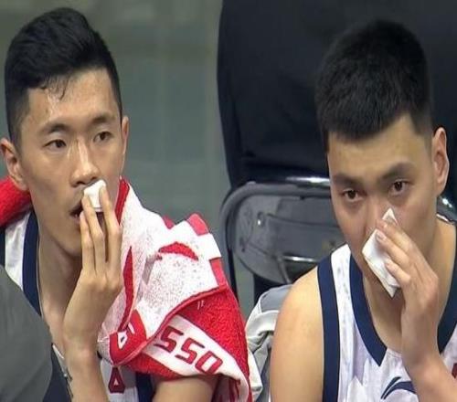 復刻CBA名畫！陳林堅和陳培東同時拿紙巾擦血引關注