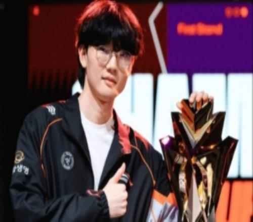 LOL官推分享Viper照片并配文：重返先鋒賽捍衛(wèi)他的冠軍頭銜