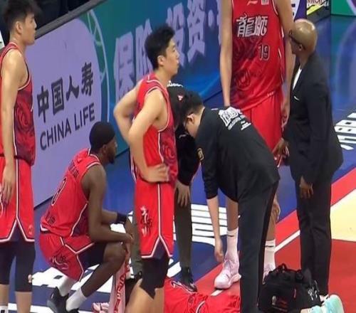 望無大礙！郭艾倫膝蓋受傷痛苦倒地無法站立擔架車推著離場