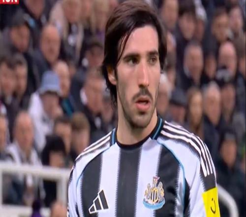 神劇情！補(bǔ)時(shí)絕殺，曼聯(lián)12紐卡：多打1人還輸了，告別了11輪不敗