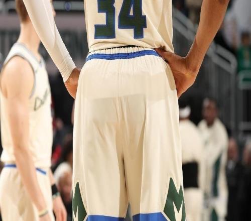 字母哥24分吃T復出全?。⌒勐乖饫销?6分逆轉奧孔古21+8