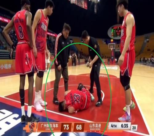 突發！郭艾倫受到重傷，被擔架送往醫院，恐賽季報銷