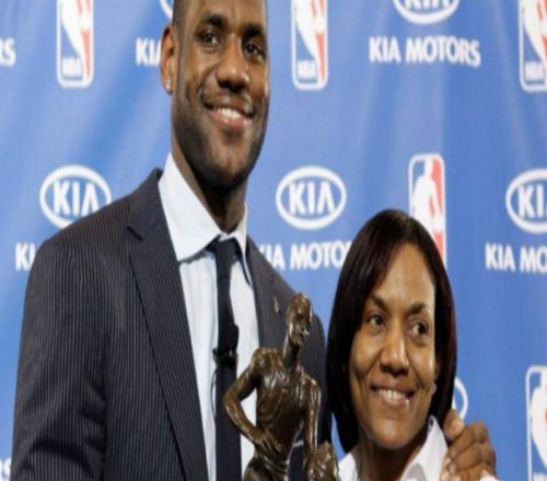 詹姆斯：媽媽生我時(shí)只有16歲我的動(dòng)力是給她買(mǎi)個(gè)帶儲(chǔ)藏室的房子