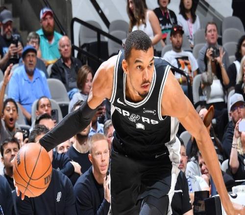 38+16+5帽還0失誤！文班亞馬再顯頂級天賦刷紀錄馬刺近14戰13勝