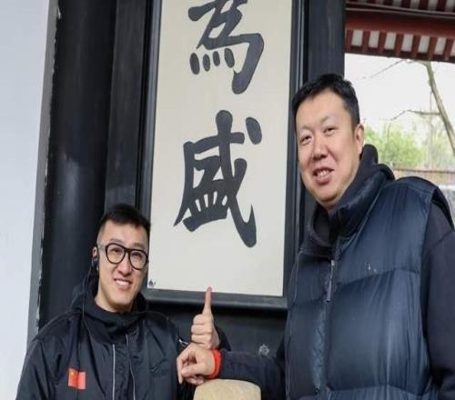 高海拔！2米16王治郅和2米26張子宇同框！中國女籃最新全家福出爐