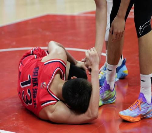 突然扭傷膝蓋！郭艾倫流下眼淚，重傷退場(chǎng)