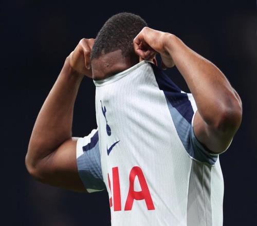 13！十人熱刺5連敗+11輪不勝，距降級區僅1分，球迷失望半場退場