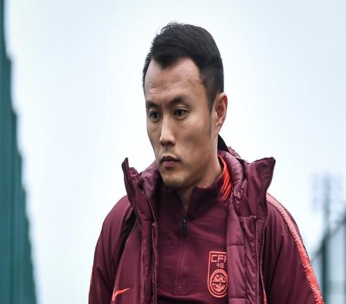 忘恩負(fù)義前國腳直播時(shí)炮轟昔日主帥，直言他執(zhí)教水平極為一般！