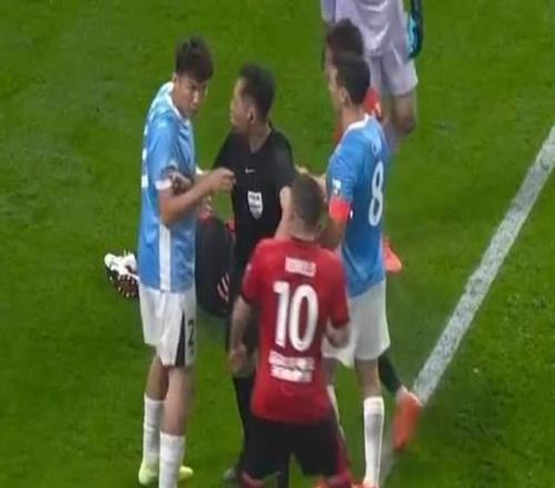 火爆！中超揭幕戰爆發大規模沖突：前隊友當場指鼻子互罵！