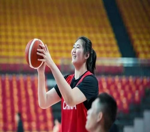 19點30分中巴女籃二番戰打響！張子宇劉禹彤爭名額，宮魯鳴煩惱了