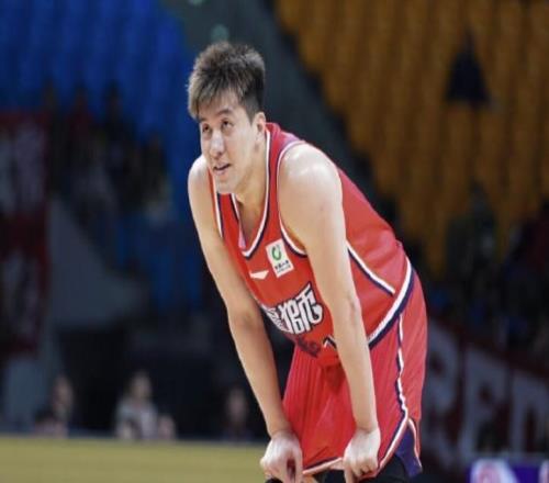 媒體人：郭艾倫或?qū)⒏鎰eCBA，但很多球迷希望他落葉歸根重返遼籃