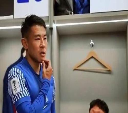 致敬，博主：申花球迷明天賽前給于漢超準備了巨型TIFO