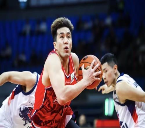 廣州主場勝山東，郭艾倫重傷離場，徐昕17分10板4蓋帽