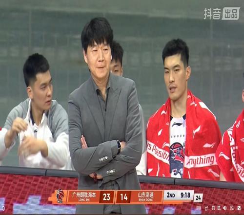 CBA刺頭又發(fā)作！故意撞傷徐昕被判違體+怒瞪紀(jì)尚敏，耍橫葬送比賽