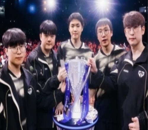 賽事官方分享LCK杯決賽GEN捧杯照片：絕對的統(tǒng)治力