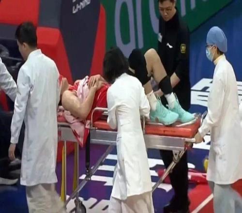 郭艾倫受傷，擔架抬離賽場